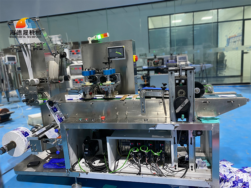 單片濕巾生產(chǎn)機(jī)器 單片濕巾生產(chǎn)機(jī)器